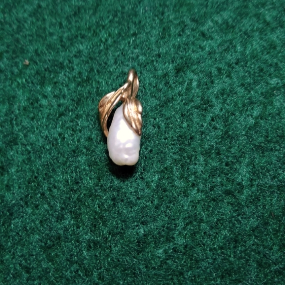 Pear Shaped Fresh Water Pearl with Yellow Gold Leaves Pendant